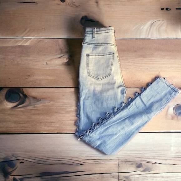 Distressed jeans with cutout side legs. - Picture 5 of 7